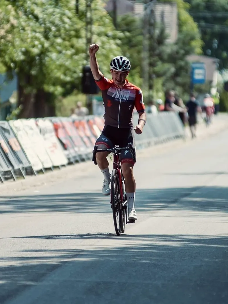 Jakub Obitko na podium wyścigu kolarskiego
